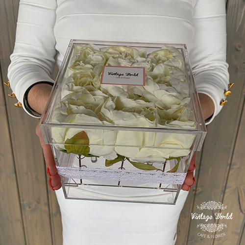 sárga selyem bazsarozsa akril box virágdoboz rózsadoboz virágküldés