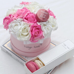 Les Macaron Petale de Rose – rosebox with macaron