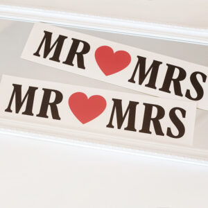 Mr and Mrs esküvői dekoráció