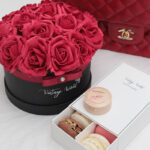 Red Roses Macaron – rosebox with macaron
