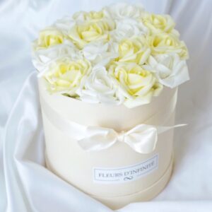 Rózsák Kertje Fehér - vajsárga közepes rózsadoboz