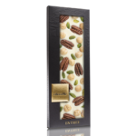 chocoMe fehércsokoládé pekándióval, pisztáciával és mogyoróval